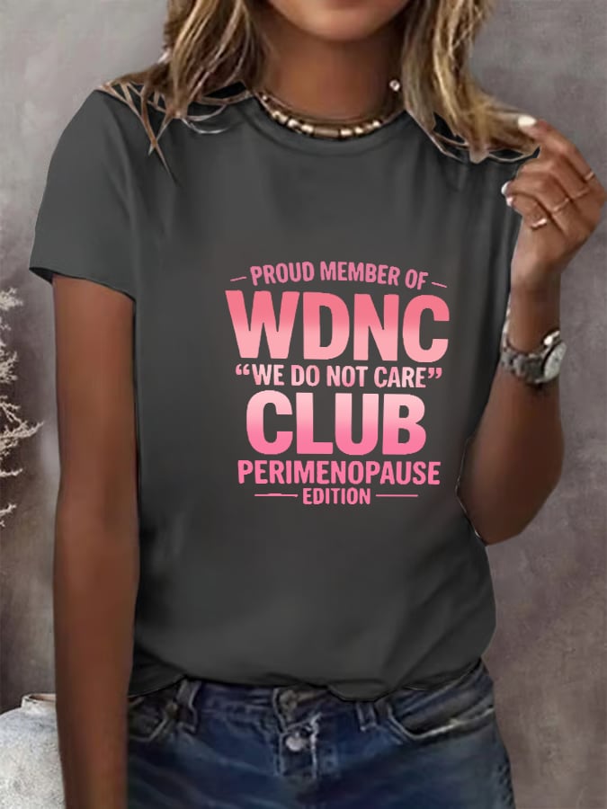 T-Shirt Stampa Retro Donna "Proud Member Of WDNC Club Est. 2025 We Do Not Care"