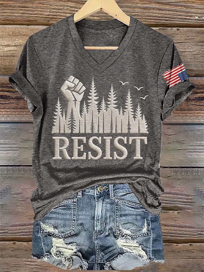T-shirt con stampa scollo a V vintage "Resist Save The Forest Service"
