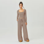 Co-ord da donna con crop top a maniche lunghe a righe con scollo quadrato morbido e pantaloni a vita bassa a gamba larga, outfit due pezzi minimalista, abbigliamento comodo da donna