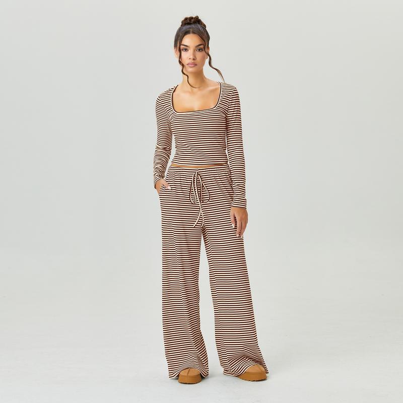 Ensemble de deux pièces décontracté pour femme : haut court à rayures à col carré et manches longues, et pantalon large taille basse, tenues minimalistes, vêtements confortables pour femme