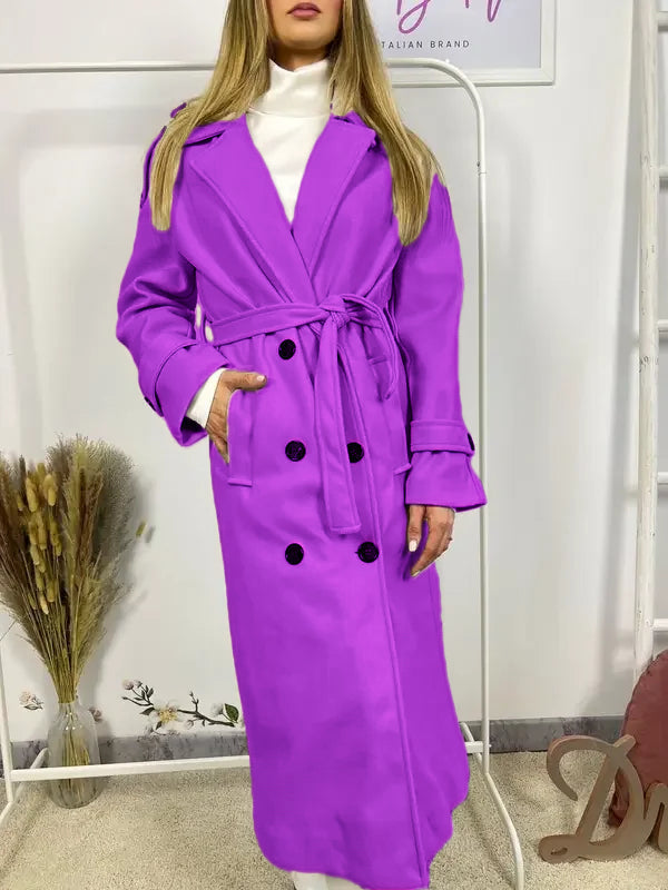 Questo cappotto doppiopetto presenta chiusura a bottoni, cintura integrata e pratiche tasche, rivelando un'eleganza raffinata e una versatilità pratica.
