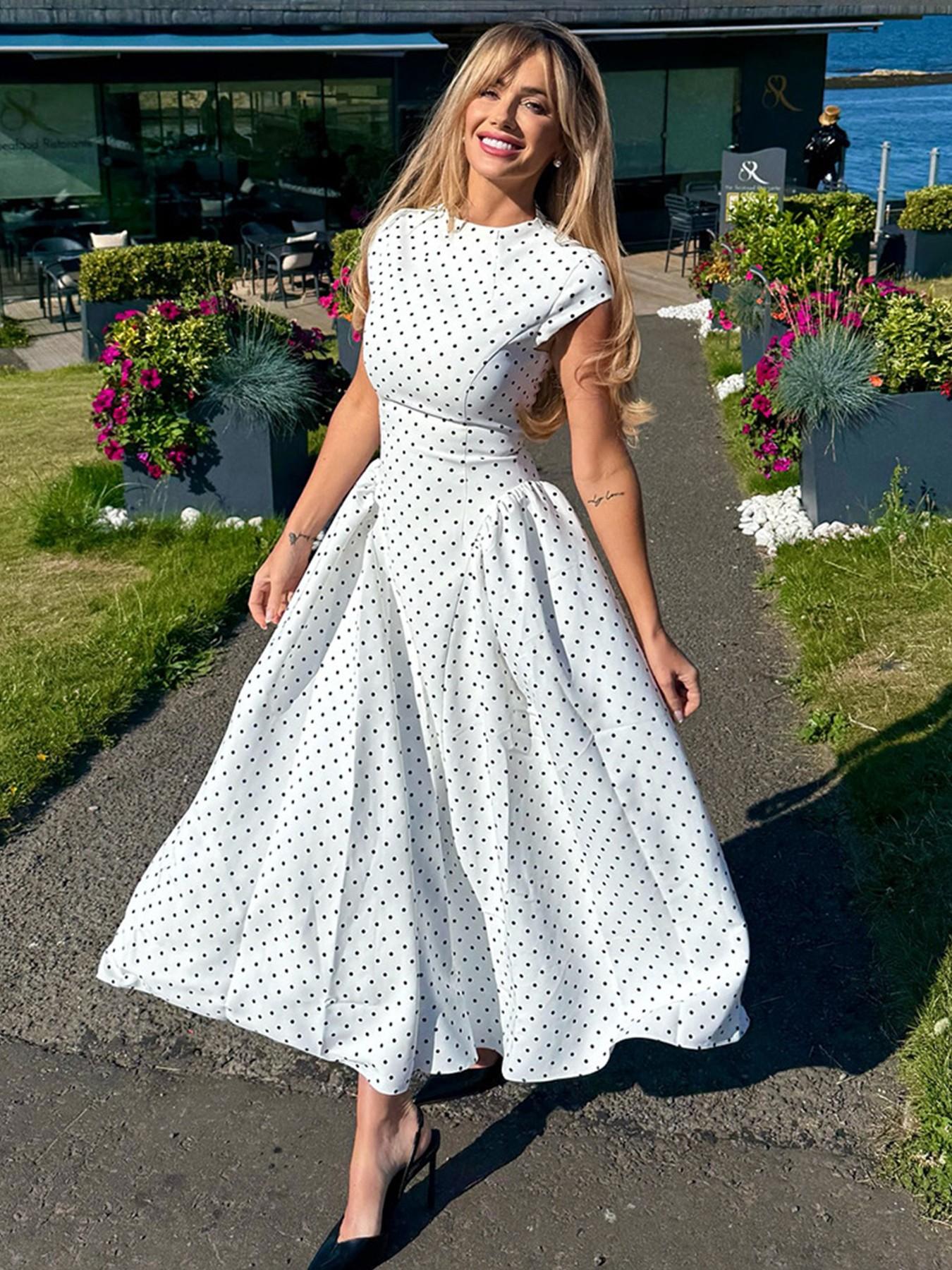 Robe longue sans manches évasée et cintrée