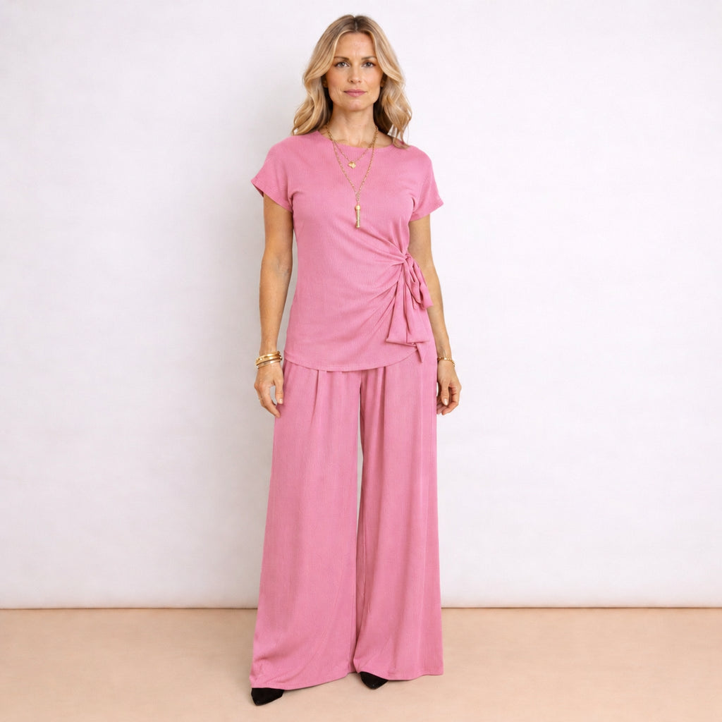 [2026.NOHO] Lea, Completo Con Pantalone Fluido E Maglia Con Fiocco