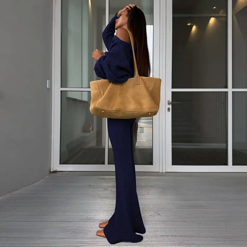 Completo da donna con top asimmetrico a tinta unita e pantaloni a zampa, top casual a maniche lunghe con spalle scese e pantaloni, abbigliamento da donna autunno e inverno per l'uso quotidiano