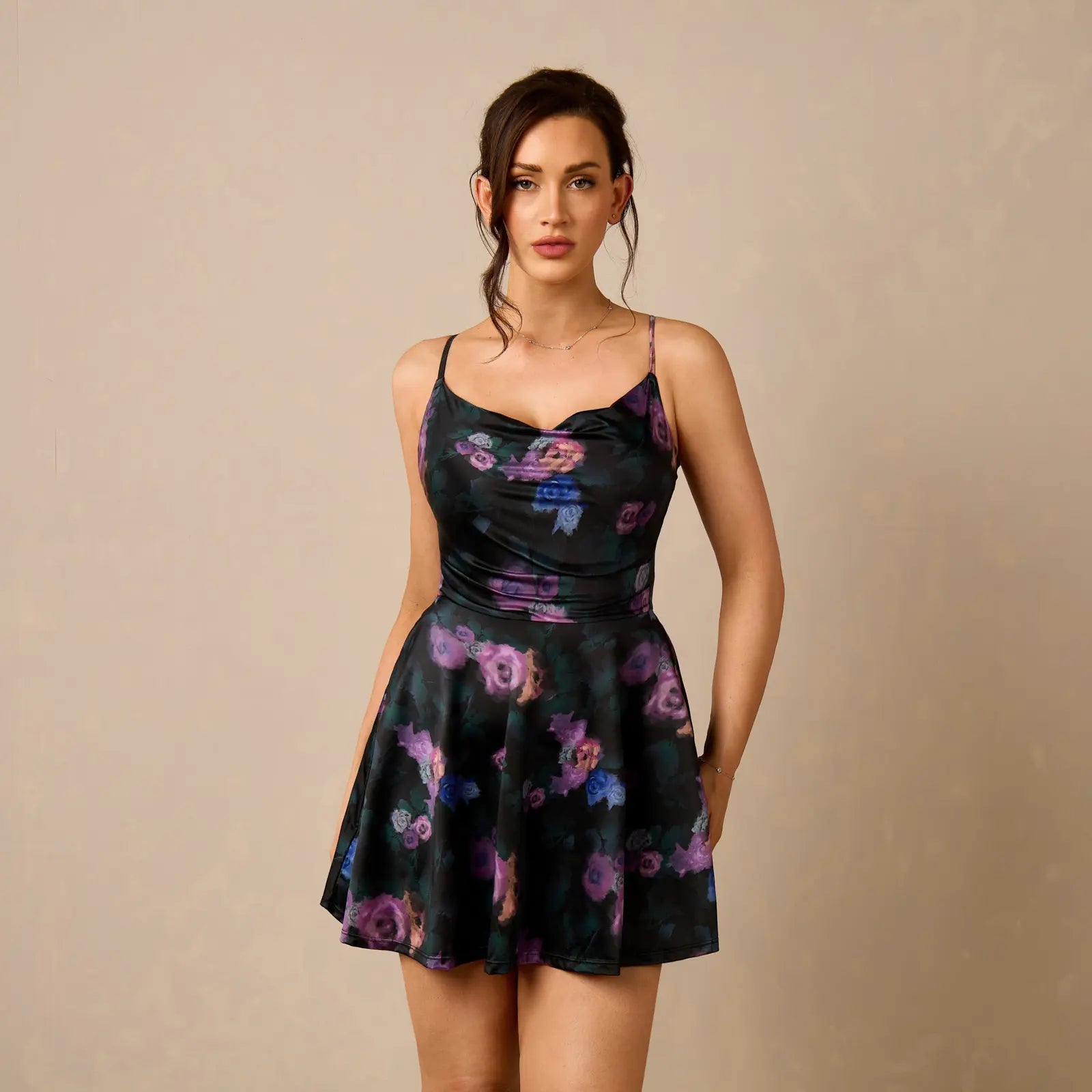 Mini-robe nuisette sans manches en satin pour femme avec gaine intégrée – Col carré sexy, contrôle du ventre