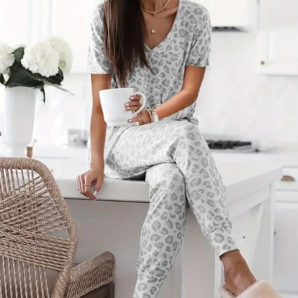 Ensemble de loungewear léopard à col en V pour femme. Cet ensemble deux pièces à la coupe décontractée comprend un haut à manches courtes et un pantalon pour un confort chic et décontracté sans effort.