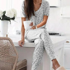 Ensemble de loungewear léopard à col en V pour femme. Cet ensemble deux pièces à la coupe décontractée comprend un haut à manches courtes et un pantalon pour un confort chic et décontracté sans effort.