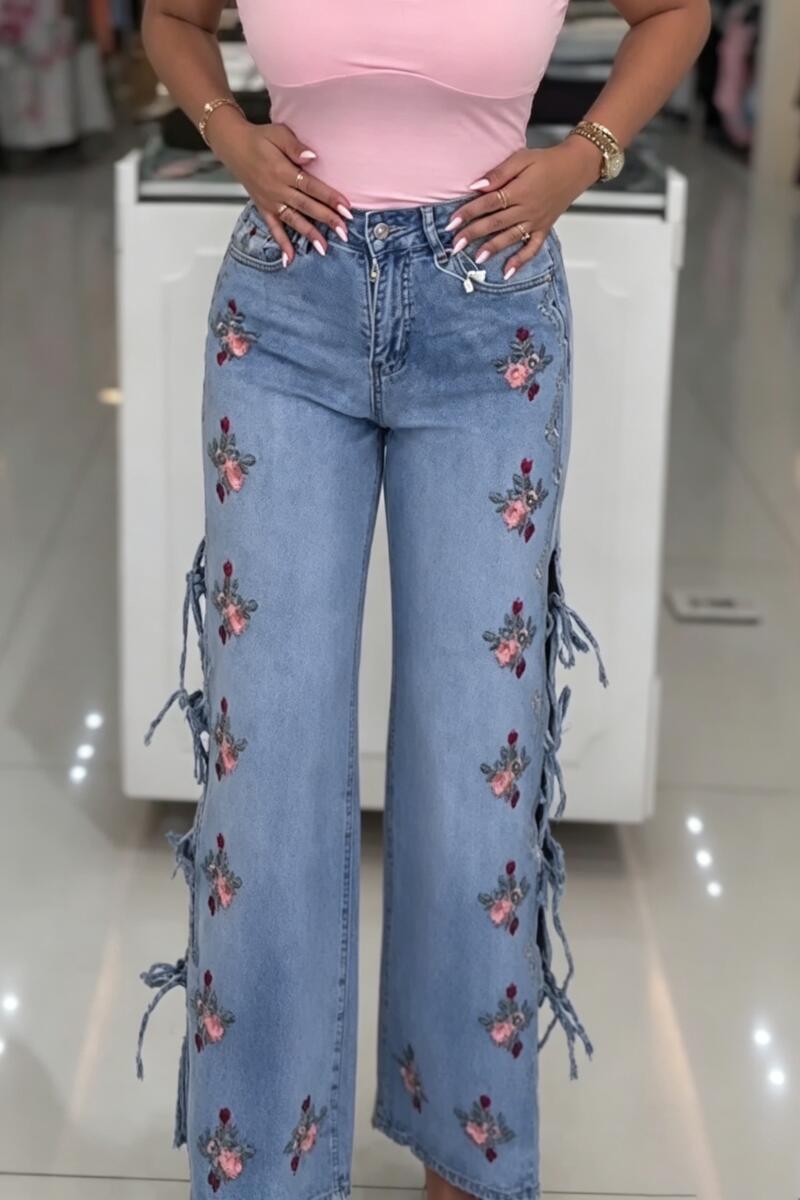 Jeans décontracté femme taille haute brodé sur les côtés avec découpes et bretelles, jambe large