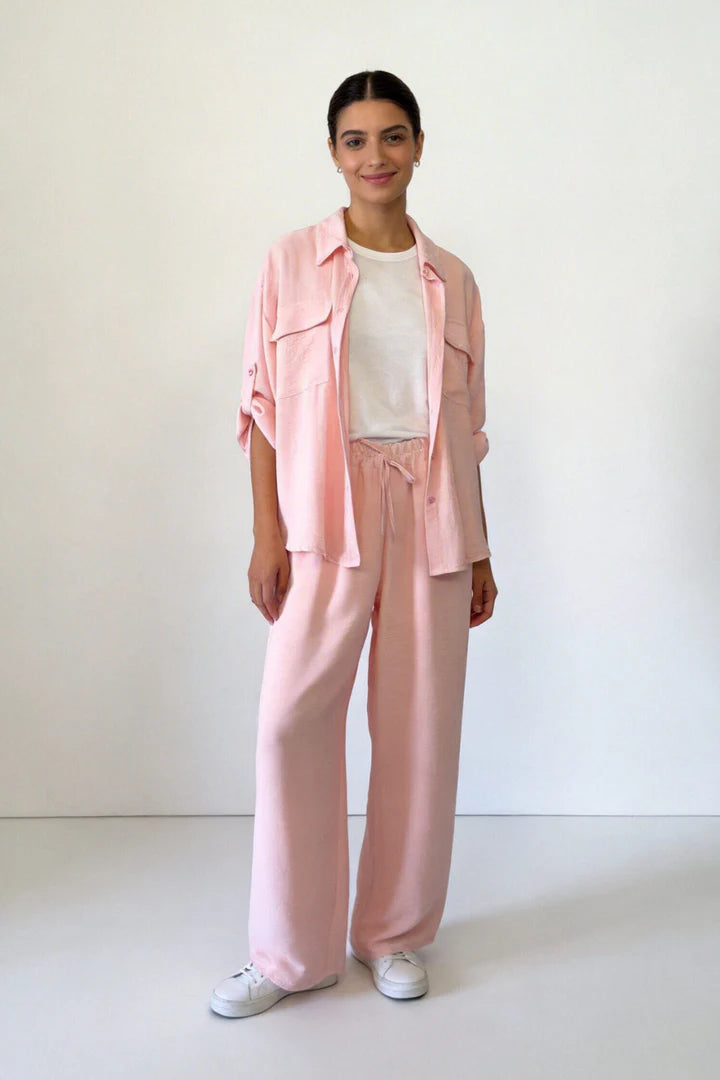 Completo due pezzi: maglia ampia a camicia, pantaloni ampi con elastico in vita.