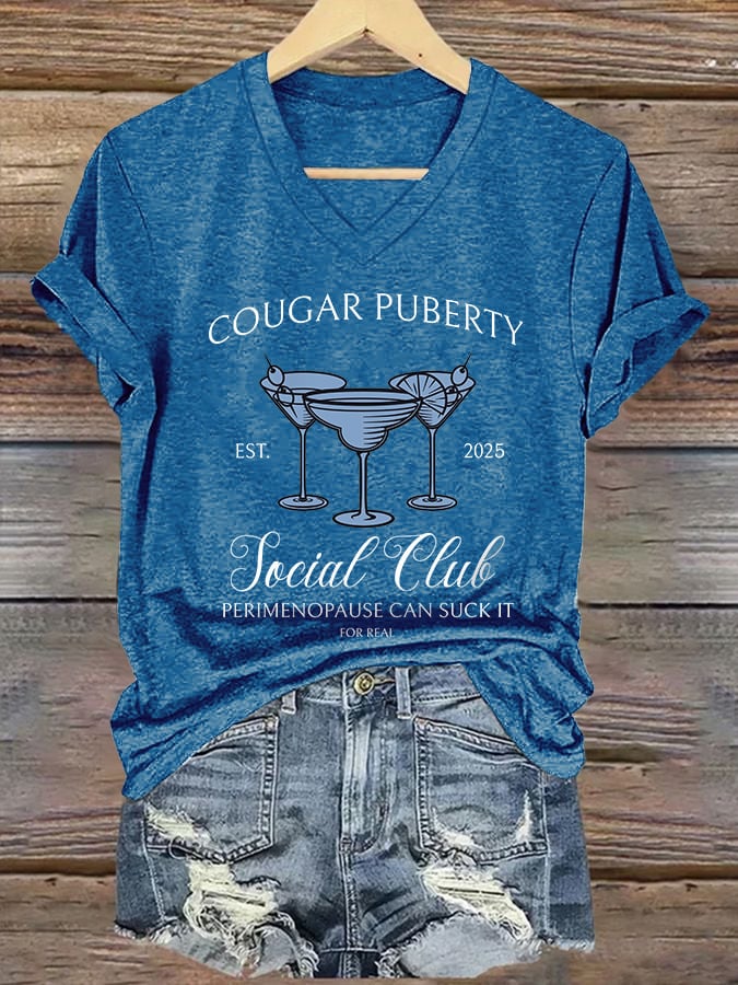 🔥Compra 3 e ottieni il 15% di sconto🔥Maglietta con stampa "V-Neck Retro Cougar Puberty Est. 2025 Social Club Perimenopause Can Suck It For Real"