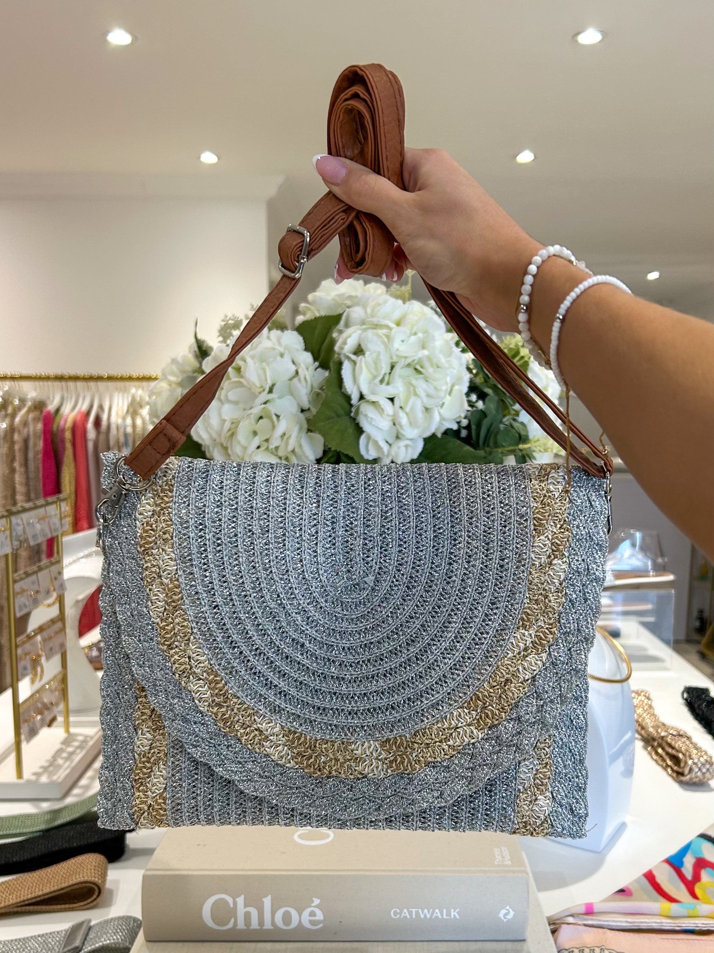Pochette tressée à paillettes dorées (3 coloris)