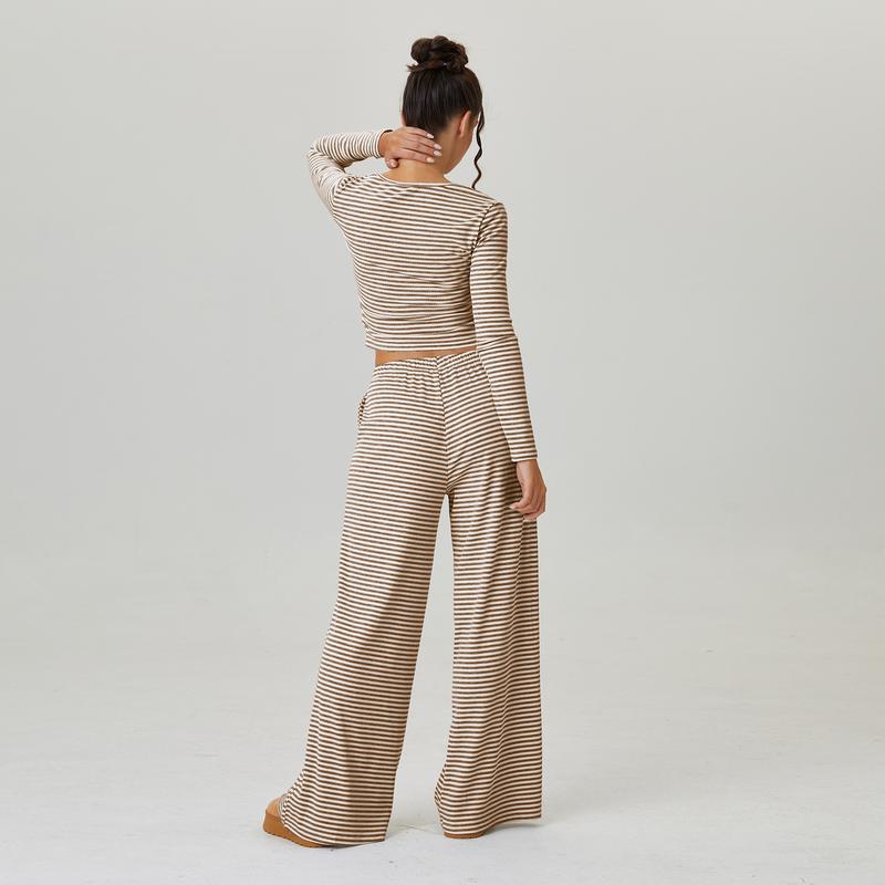 Co-ord da donna con crop top a maniche lunghe a righe con scollo quadrato morbido e pantaloni a vita bassa a gamba larga, outfit due pezzi minimalista, abbigliamento comodo da donna