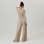 Co-ord da donna con crop top a maniche lunghe a righe con scollo quadrato morbido e pantaloni a vita bassa a gamba larga, outfit due pezzi minimalista, abbigliamento comodo da donna