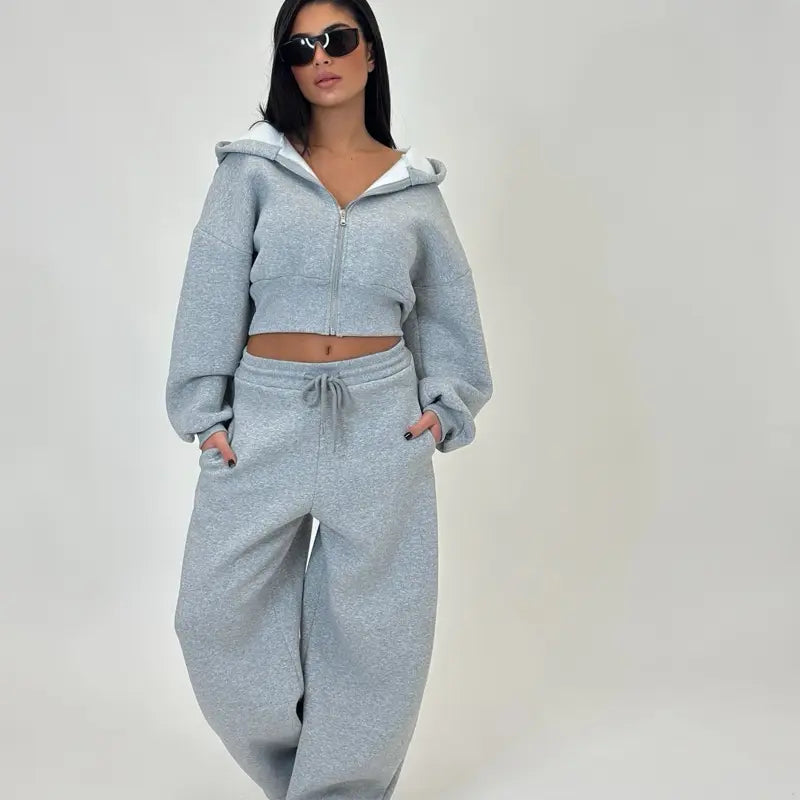 Ensemble de sport - Un survêtement deux pièces comprenant un sweat à capuche zippé à motif crocodile et un pantalon de jogging ample, doublé de molleton doux pour un confort optimal.