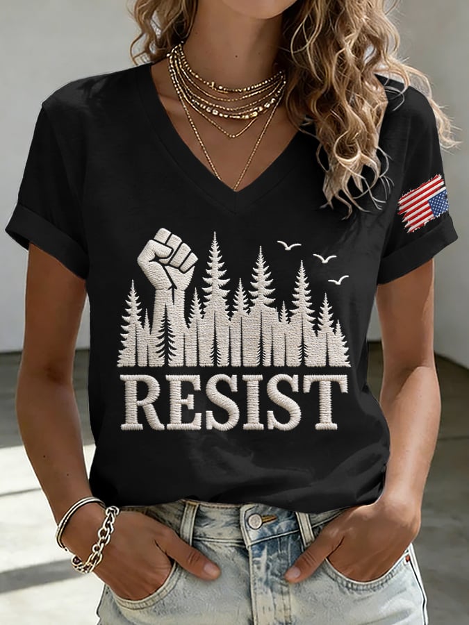T-Shirt con scollo a V retrò "Resist Save The Forest Service"