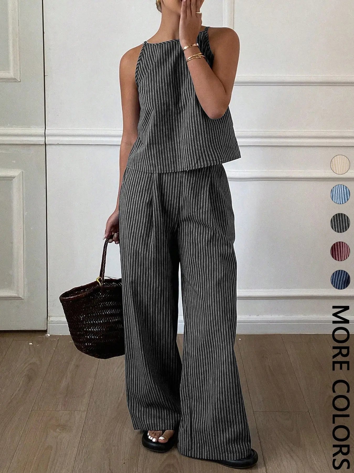 Ensemble décontracté deux pièces d'été pour femme, composé d'un débardeur léger à rayures fines et d'un pantalon long ample, ensemble confortable et élégant.