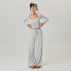 Co-ord da donna con crop top a maniche lunghe a righe con scollo quadrato morbido e pantaloni a vita bassa a gamba larga, outfit due pezzi minimalista, abbigliamento comodo da donna