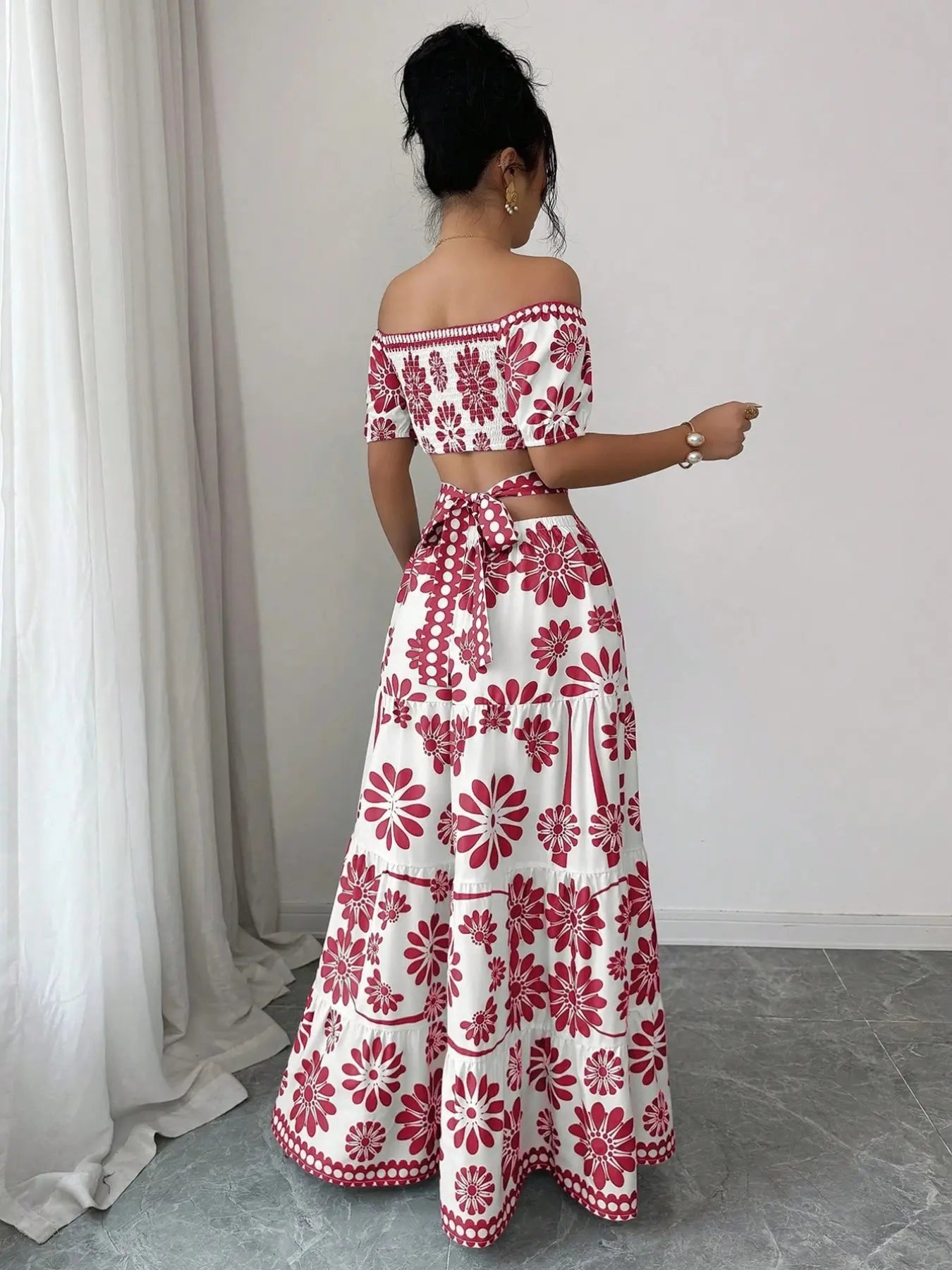 Robe florale courte à épaules dénudées avec découpes à la taille pour femme