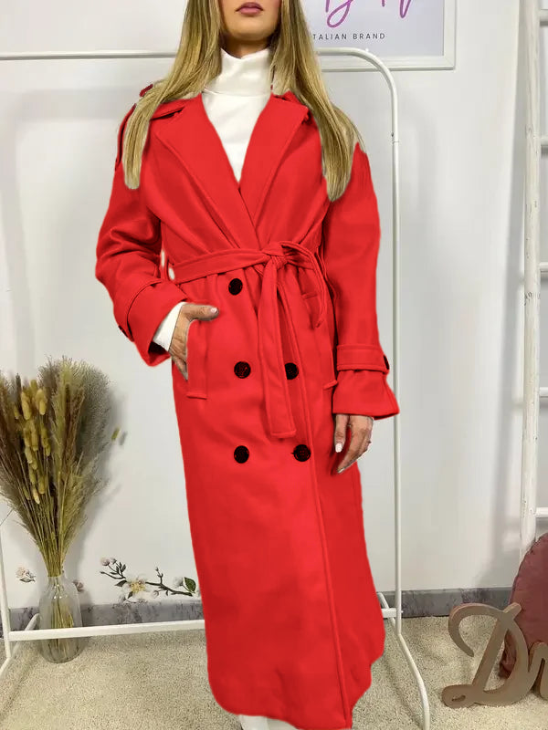 Questo cappotto doppiopetto presenta chiusura a bottoni, cintura integrata e pratiche tasche, rivelando un'eleganza raffinata e una versatilità pratica.