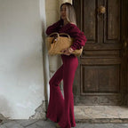 Completo da donna con top asimmetrico a tinta unita e pantaloni a zampa, top casual a maniche lunghe con spalle scese e pantaloni, abbigliamento da donna autunno e inverno per l'uso quotidiano