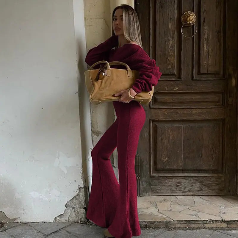 Completo da donna con top asimmetrico a tinta unita e pantaloni a zampa, top casual a maniche lunghe con spalle scese e pantaloni, abbigliamento da donna autunno e inverno per l'uso quotidiano