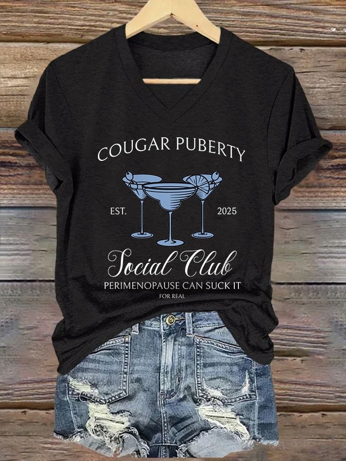 🔥Compra 3 e ottieni il 15% di sconto🔥Maglietta con stampa "V-Neck Retro Cougar Puberty Est. 2025 Social Club Perimenopause Can Suck It For Real"