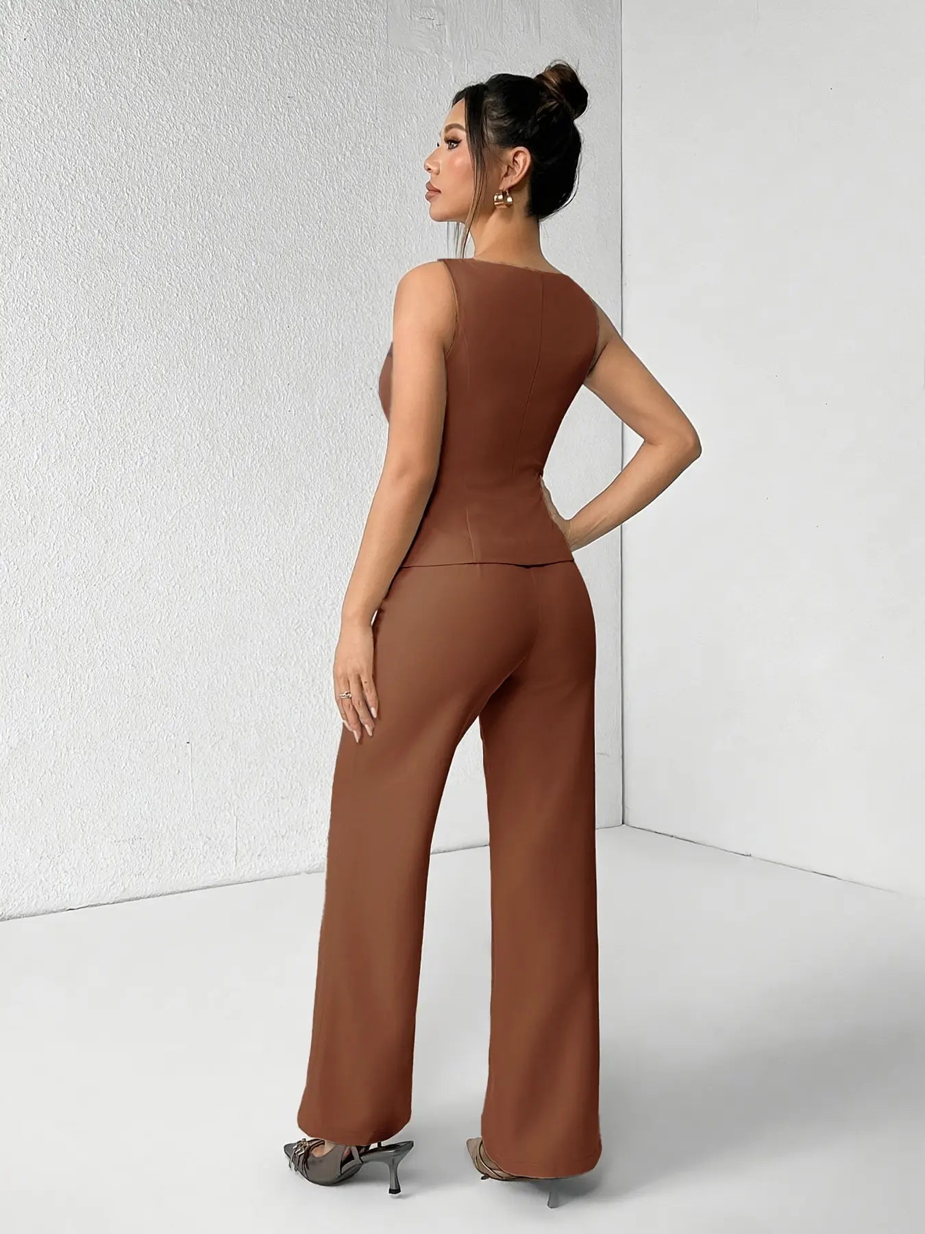 Ensemble deux pièces minimaliste et chic pour femme, composé d'un débardeur sans manches uni boutonné et d'un pantalon large, idéal pour l'été, le quotidien, le bureau, les tenues d'entreprise et les ensembles décontractés assortis.