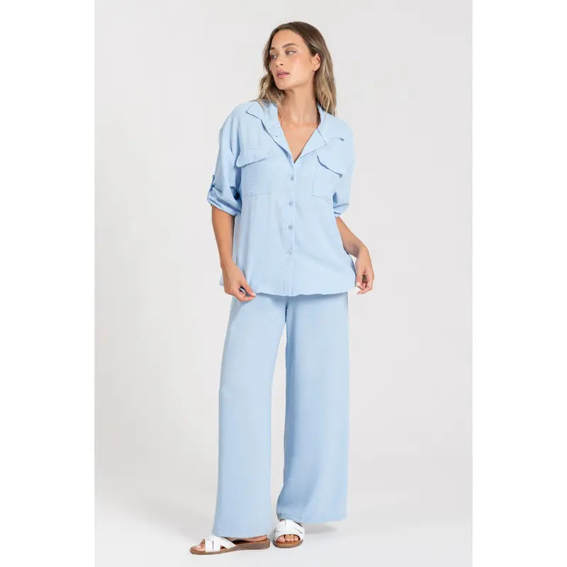 Completo due pezzi: maglia ampia a camicia, pantaloni ampi con elastico in vita.