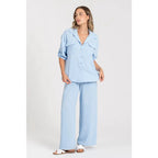 Completo due pezzi: maglia ampia a camicia, pantaloni ampi con elastico in vita.