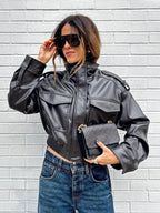 Giacca bomber da moto in ecopelle verde oliva da donna con colletto alla coreana e tasche con patta, capospalla corto a strati casual streetwear