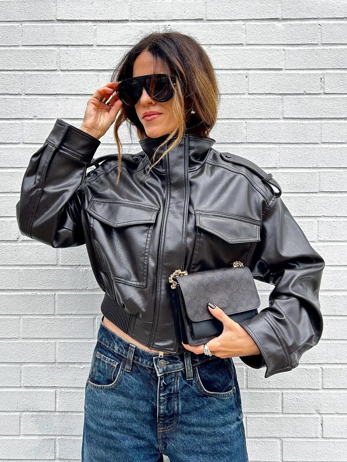 Giacca bomber da moto in ecopelle verde oliva da donna con colletto alla coreana e tasche con patta, capospalla corto a strati casual streetwear