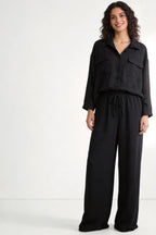 Completo due pezzi: maglia ampia a camicia, pantaloni ampi con elastico in vita.