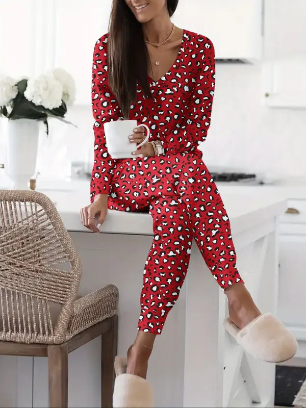 Ensemble de loungewear léopard à col en V pour femme. Cet ensemble deux pièces à la coupe décontractée comprend un haut à manches courtes et un pantalon pour un confort chic et décontracté sans effort.