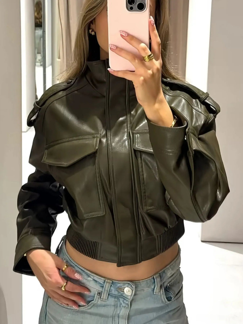 Giacca bomber da moto in ecopelle verde oliva da donna con colletto alla coreana e tasche con patta, capospalla corto a strati casual streetwear