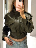 Giacca bomber da moto in ecopelle verde oliva da donna con colletto alla coreana e tasche con patta, capospalla corto a strati casual streetwear