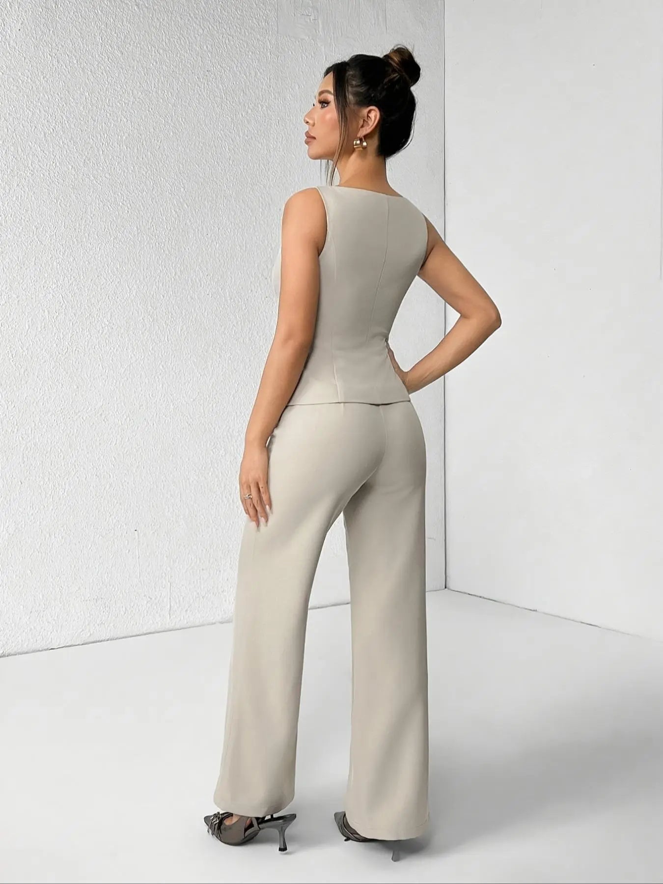 Ensemble deux pièces minimaliste et chic pour femme, composé d'un débardeur sans manches uni boutonné et d'un pantalon large, idéal pour l'été, le quotidien, le bureau, les tenues d'entreprise et les ensembles décontractés assortis.