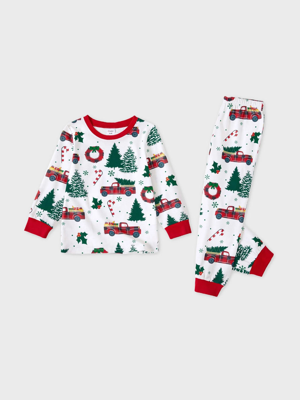 Pyjamas à manches longues assortis pour toute la famille avec imprimé sapins et voitures de Noël, et chaussettes de Noël multicolores