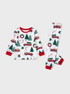 Pyjamas à manches longues assortis pour toute la famille avec imprimé sapins et voitures de Noël, et chaussettes de Noël multicolores
