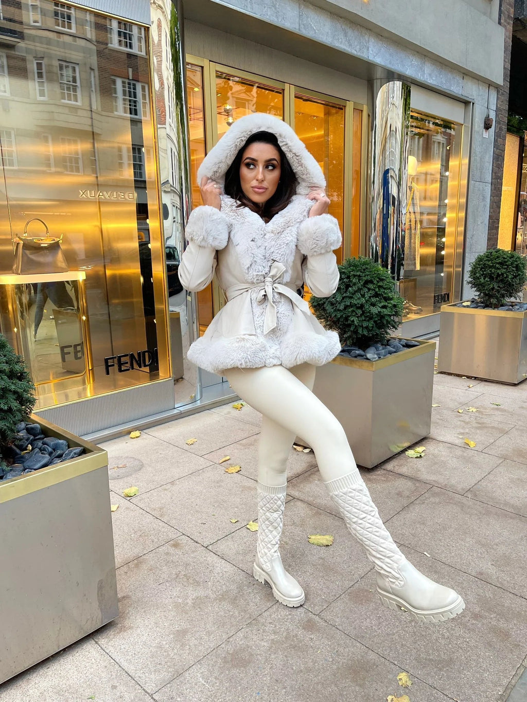 Manteau à capuche en fourrure ceinturé