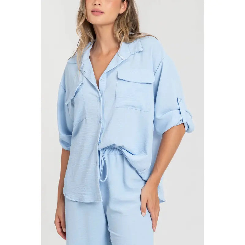 Completo due pezzi: maglia ampia a camicia, pantaloni ampi con elastico in vita.