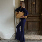 Completo da donna con top asimmetrico a tinta unita e pantaloni a zampa, top casual a maniche lunghe con spalle scese e pantaloni, abbigliamento da donna autunno e inverno per l'uso quotidiano
