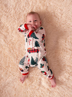 Pyjamas à manches longues assortis pour toute la famille avec imprimé sapins et voitures de Noël, et chaussettes de Noël multicolores