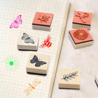 9 Timbri Vintage in Legno con Gomma, Timbri in Legno per Lavorazione Modelli di Farfalle Uccelli Coccinelle Fiori Piante, Set di Timbri in Gomma ad Inchiostro per Scrapbooking, Arte Fai da Te e Diari