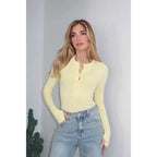 T-shirt aderente con bottoni