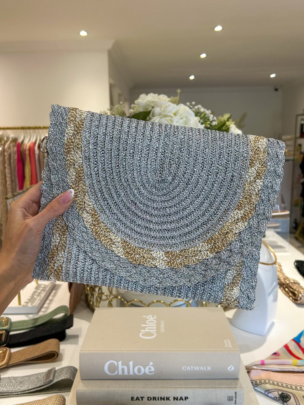 Pochette tressée à paillettes dorées (3 coloris)