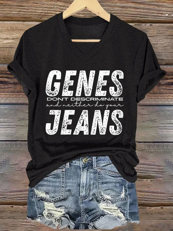 🔥Compra 3 e ottieni il 15% di sconto🔥T-shirt con scollo a V vintage "I geni non discriminano e nemmeno i tuoi jeans"