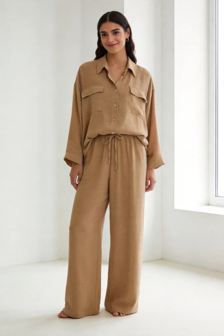 Completo due pezzi: maglia ampia a camicia, pantaloni ampi con elastico in vita.