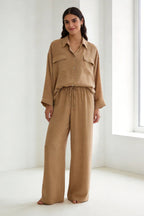 Completo due pezzi: maglia ampia a camicia, pantaloni ampi con elastico in vita.