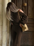 Completo da donna con top asimmetrico a tinta unita e pantaloni a zampa, top casual a maniche lunghe con spalle scese e pantaloni, abbigliamento da donna autunno e inverno per l'uso quotidiano