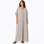 Robe longue, ample et fluide à col en V pour femme – chic et confortable pour l'été.